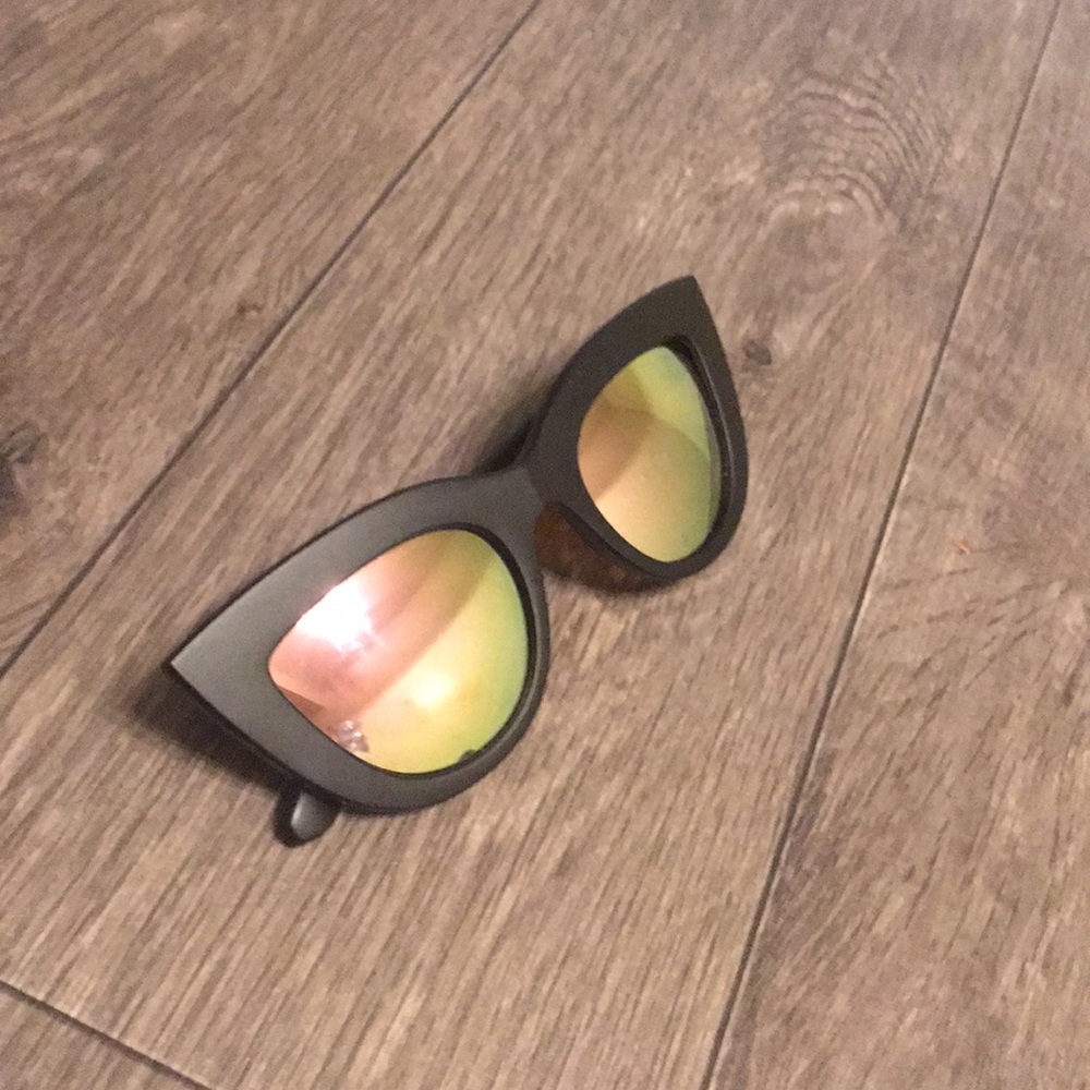 Cat eye shaped shades